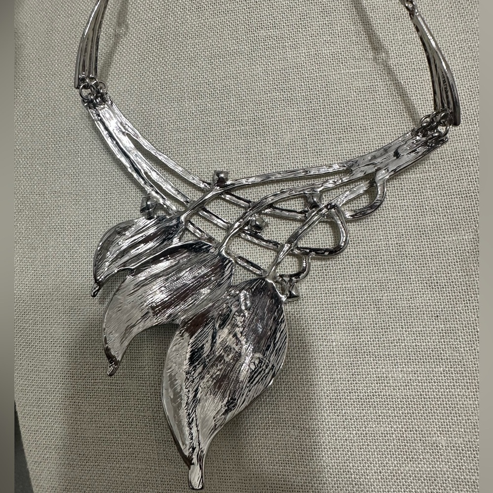 Statement necklace with brilliant blue and green enamel leaves - Picture 3 of 4